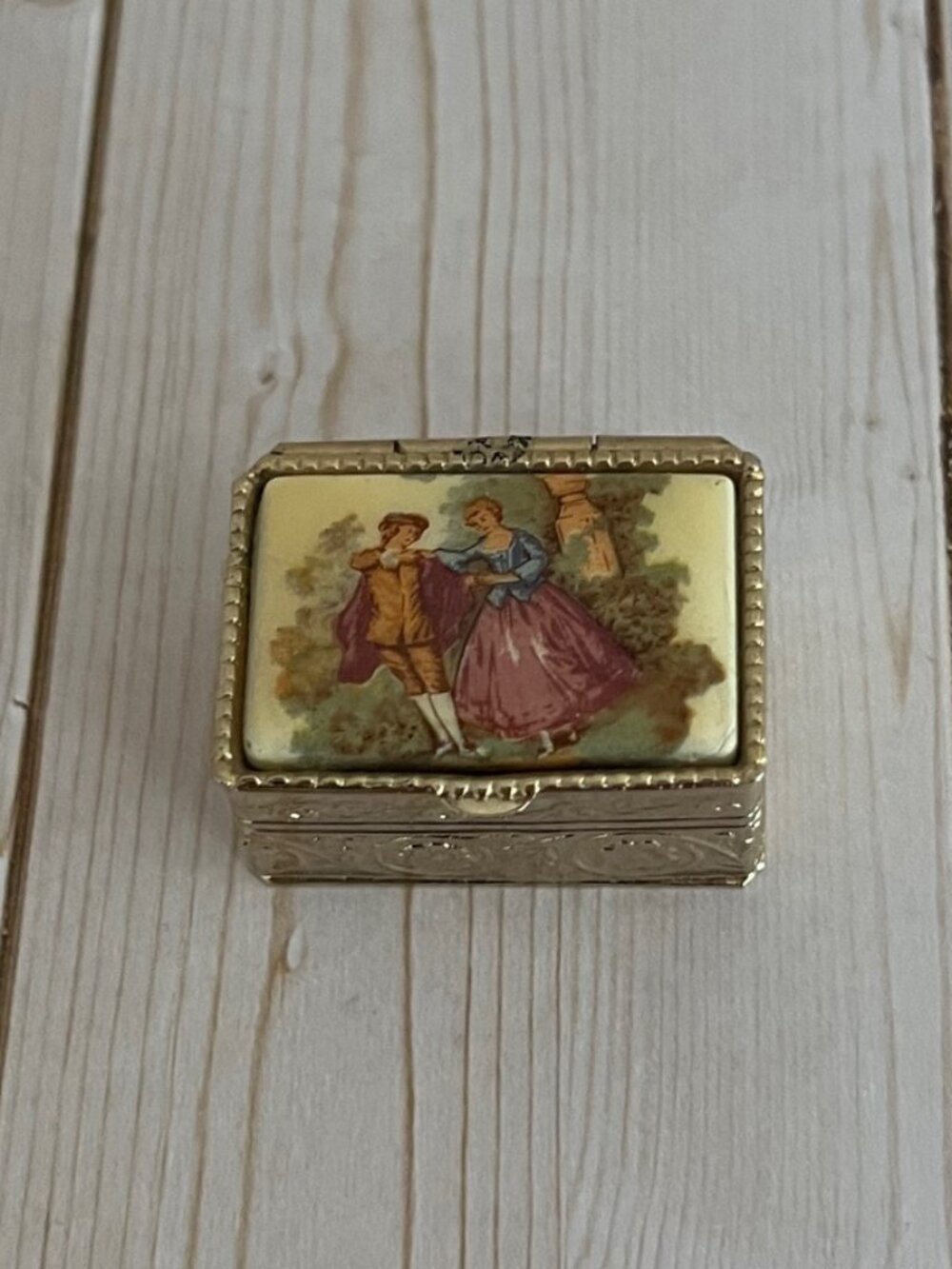 Courting Couple Vintage Limoges-Style Trinket Pill Box Fragonard Style